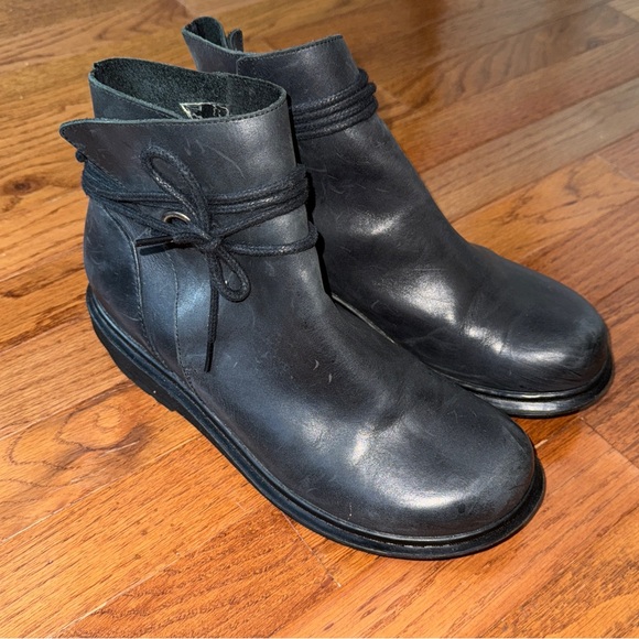 Dr. Martens Shoes - Dr. Martens Shelby Black Leather Boots Rare Size 9.5/10